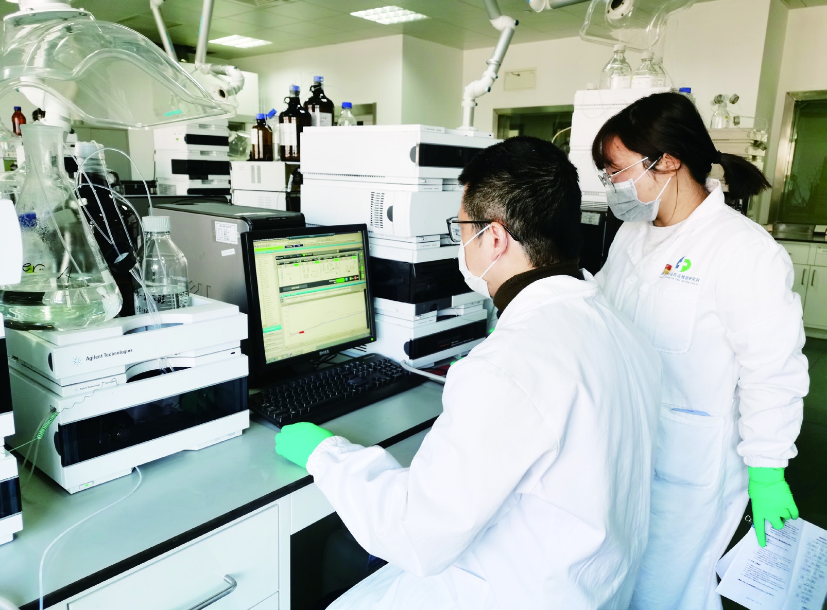 图为浙江省食品药品检验研究院检验员进行疫情防控药品数据分析.